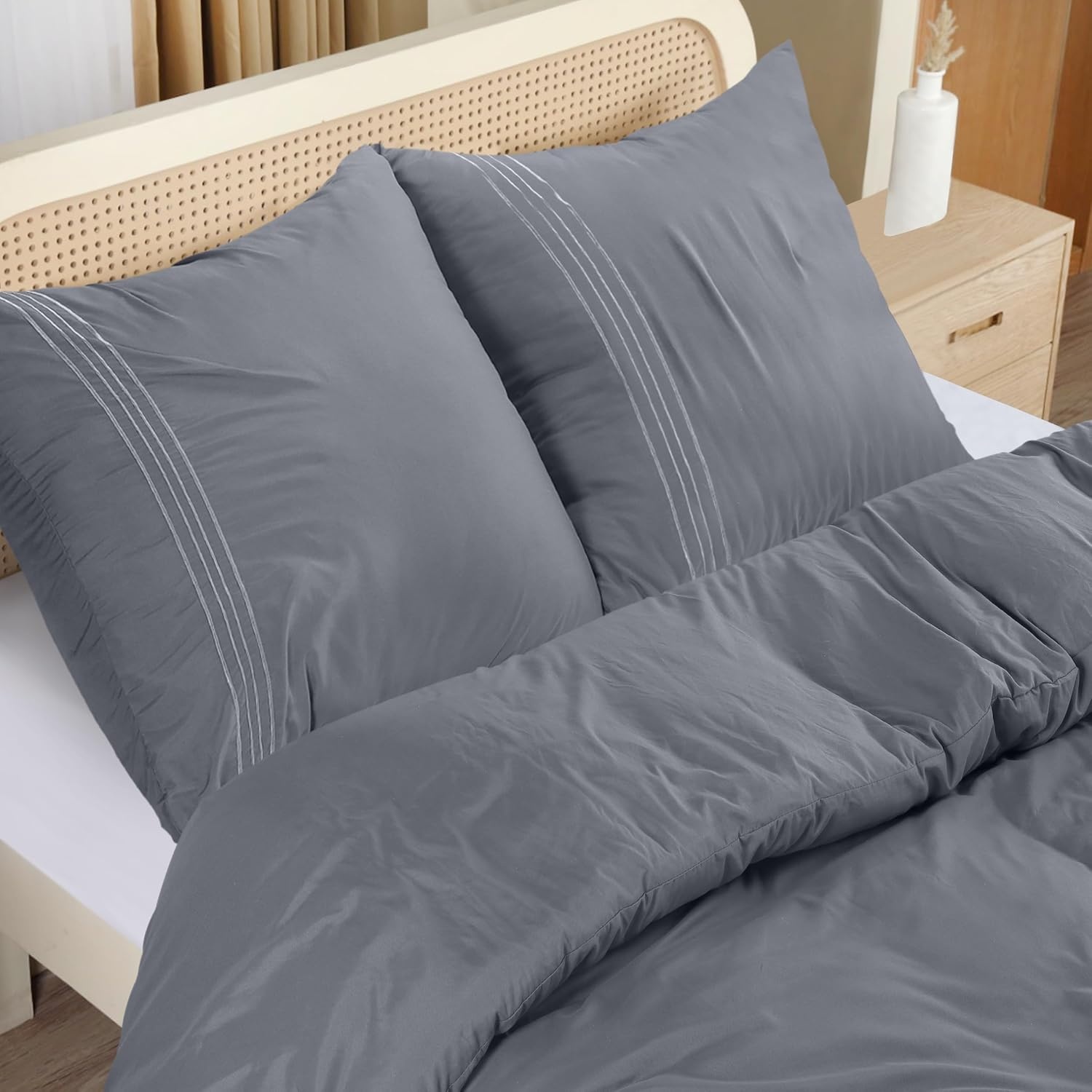 image:imageUtopia Bedding Bettwsche 220x240 Set Mikrofaser Bettbezug 240x220 cm 2 Bestickte Kissenbezge 65x65 cm SchwarzGrau