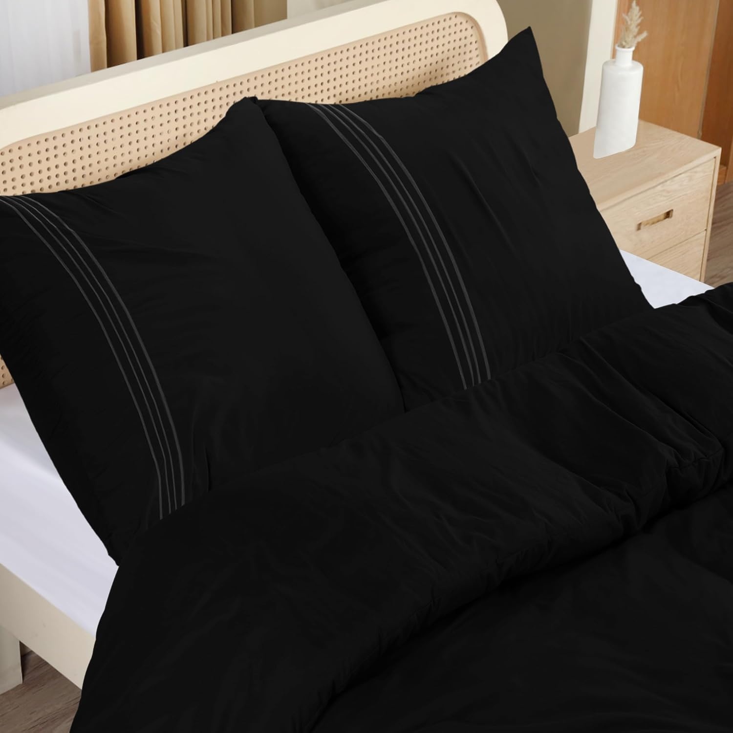 image:imageUtopia Bedding Bettwsche 220x240 Set Mikrofaser Bettbezug 240x220 cm 2 Bestickte Kissenbezge 65x65 cm SchwarzSchwarz